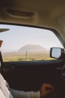 Неузнаваемый парень за рулем современного автомобиля в удивительной сельской местности в большом сюре, Калифорния — стоковое фото