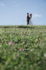 Braut und Bräutigam halten einander in der Natur — Stockfoto