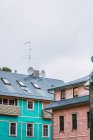 Zwei Gebäude mit Satellitenschüsseln auf Dach in Kleinstadt gegen wolkenverhangenen Himmel — Stockfoto