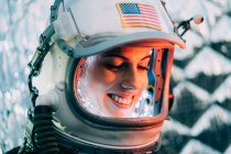 Bella donna posa vestita da astronauta. — Foto stock