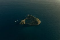 Petite île au milieu de la mer bleue — Photo de stock