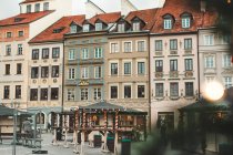 WARSAW, POLAND - NOVEMBER 27, 2017: Christmas market in Warsaw Old Town Market Square, detail of old colorful facades — Stock Photo