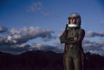 Selbstbewusste Astronautin steht abends in der Natur — Stockfoto