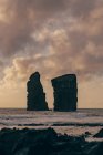 Великі скелі, вимиті морем — стокове фото