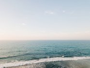 Піщаний пляж, омитий морською водою — стокове фото
