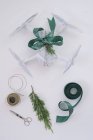 Drohne verpackt als Weihnachtsgeschenk mit grünem Band auf weißem Hintergrund — Stockfoto