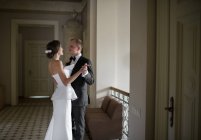 Coppia sposata che danza all'interno di un edificio di lusso — Foto stock