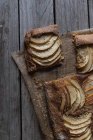 Torta di sesamo e mela fatta in casa su un tavolo di legno — Foto stock