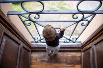 Немовля, дивлячись цікаво далеко в дверний проріз — стокове фото