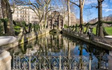 PARIS, FRANCE - MARCH 13, 2108: Garden in Paris, France — стокове фото