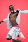 Africano americano uomo danza su sfondo rosso — Foto stock