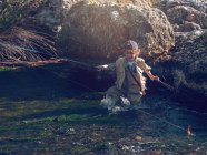 Мальчик со стержнем — стоковое фото