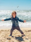 Мальчик веселится на море — стоковое фото