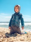Rapaz a divertir-se à beira-mar — Fotografia de Stock
