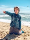 Хлопчик розважається на морі — стокове фото