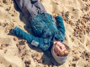 Rapaz a divertir-se à beira-mar — Fotografia de Stock