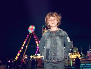 Aufgeregter kleiner Junge auf Jahrmarkt — Stockfoto