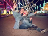 Madre e figlio prendere selfie sul luna park — Foto stock