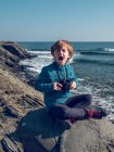 Ragazzo allegro con binocolo al mare — Foto stock