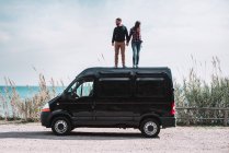 Couple at van at seaside — Stock Photo