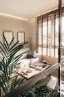 Gemütliche Couch und kleiner Tisch stehen neben Fenster im stilvollen Wohnzimmer der gemütlichen Wohnung — Stockfoto