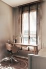 Stuhl und kleiner Tisch stehen neben Fenster und Bett im winzigen Schlafzimmer einer modernen Wohnung — Stockfoto