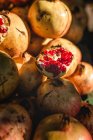 Essensstände auf der Straße. Gemüse, Obst, Granaten — Stockfoto