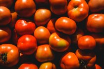 Des stands de nourriture dans la rue. Légumes, fruits, tomates — Photo de stock