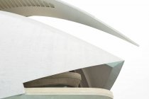 VALENCIA, ESPAÑA - 8 DE NOVIEMBRE DE 2018: Magnífica vista de fachada de maravilloso edificio futurista contra el cielo blanco en la Ciudad de las Artes y las Ciencias de Valencia, España - foto de stock