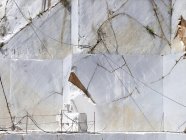 Hintergrund riesiger Marmorblöcke an sonnigen Tagen im Steinbruch — Stockfoto