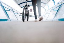 Defocused young man poses with BMX bicycle. — Stock Photo