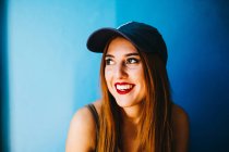 Sonriente mujer atractiva en gorra - foto de stock