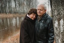 Seniorenpaar steht in der Nähe des Sees — Stockfoto