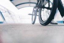 Обрізане зображення байкера біля велосипеда — стокове фото