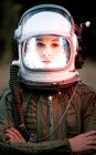Bella donna posa guardando la fotocamera vestita da astronauta. — Foto stock