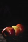 Frische rote und gelbe Äpfel auf dunklem Hintergrund — Stockfoto