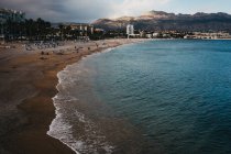 Bela vista da praia e do mar em dia nublado em Altea, Espanha — Fotografia de Stock