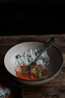 Рис з цвітною капустою та кіокою та соусом у мисці на сільському дерев'яному столі — стокове фото