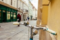 Detalle de un manillar de bicicleta vintage con fondo colorido de la ciudad - foto de stock