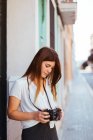 Menina posando com uma câmera vintage — Fotografia de Stock