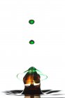 Nahaufnahme von Spritzer grüner transparenter Flüssigkeit auf weißem Hintergrund — Stockfoto