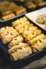 Bonbons marocains typiques au miel et aux amandes. Fait maison — Photo de stock