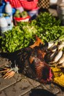 Comida en la calle. Verduras, frutas, pollos vivos - foto de stock