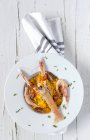 Paella fatta in casa con gamberi e gamberi sul piatto sul tavolo di legno bianco — Foto stock