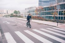 Giovani pratiche uomo con BMX bicicletta. — Foto stock