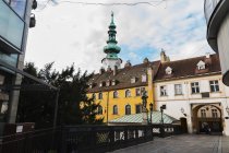 BRATISLAVA, SLOVAKIA, SEPTEMBER 30, 2016: St Michaels Bridge, Statue of John Nepomuk and Michaels gate tower, Bratislava, Slovakia — Stock Photo