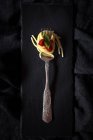 Espaguetis con salsa de tomate y albahaca en tenedor sobre pizarra - foto de stock