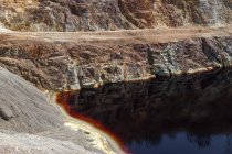 Superfície calma de água perto da encosta da pedreira na mina de Santo Domingos, Portugal — Fotografia de Stock