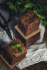 Pedaços de chocolate brownie com hortelã na mesa de madeira com guardanapo — Fotografia de Stock
