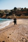 Donna sulla spiaggia bagnata scattare foto — Foto stock